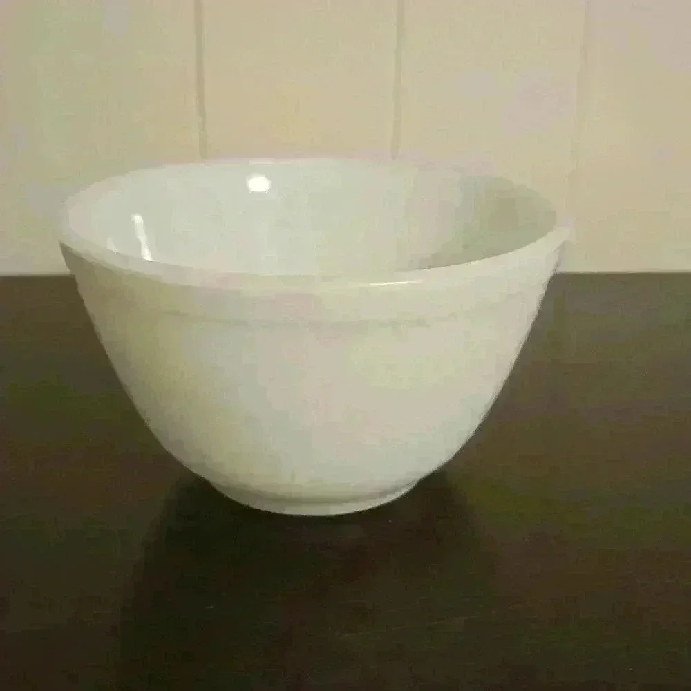 Vintage PYREX #401 White bowl  1.5 pt